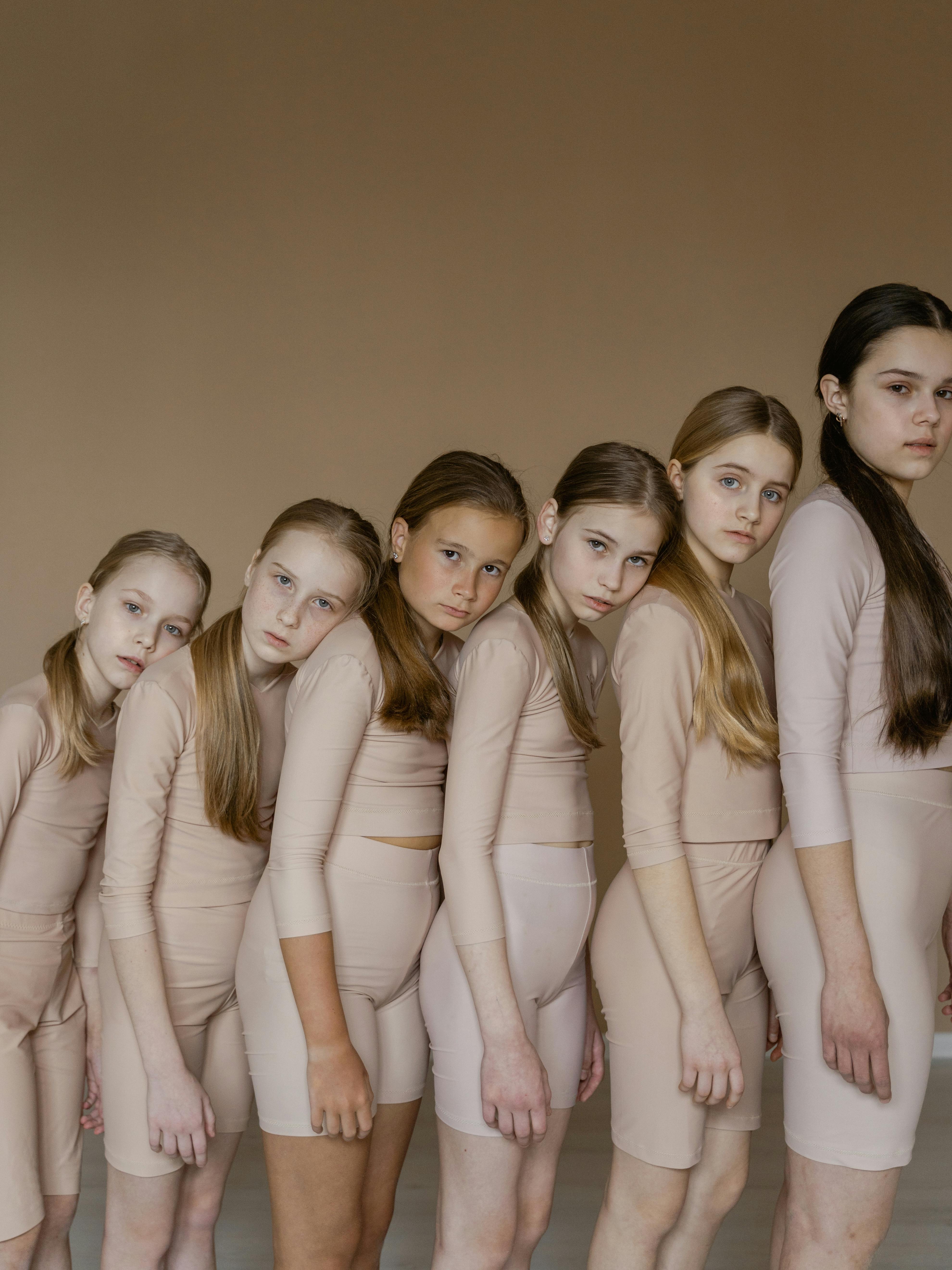 今日更新封面：轻喜人物照